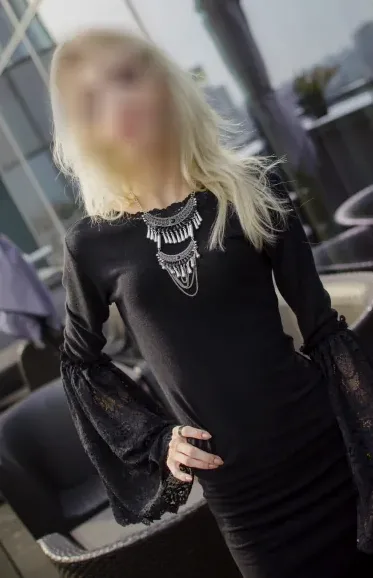Emma, 25